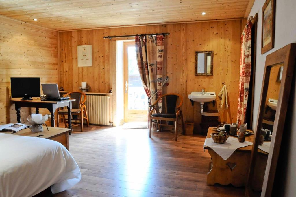 La Ferme D Emilienne Bed & Breakfast Sallanches Oda fotoğraf
